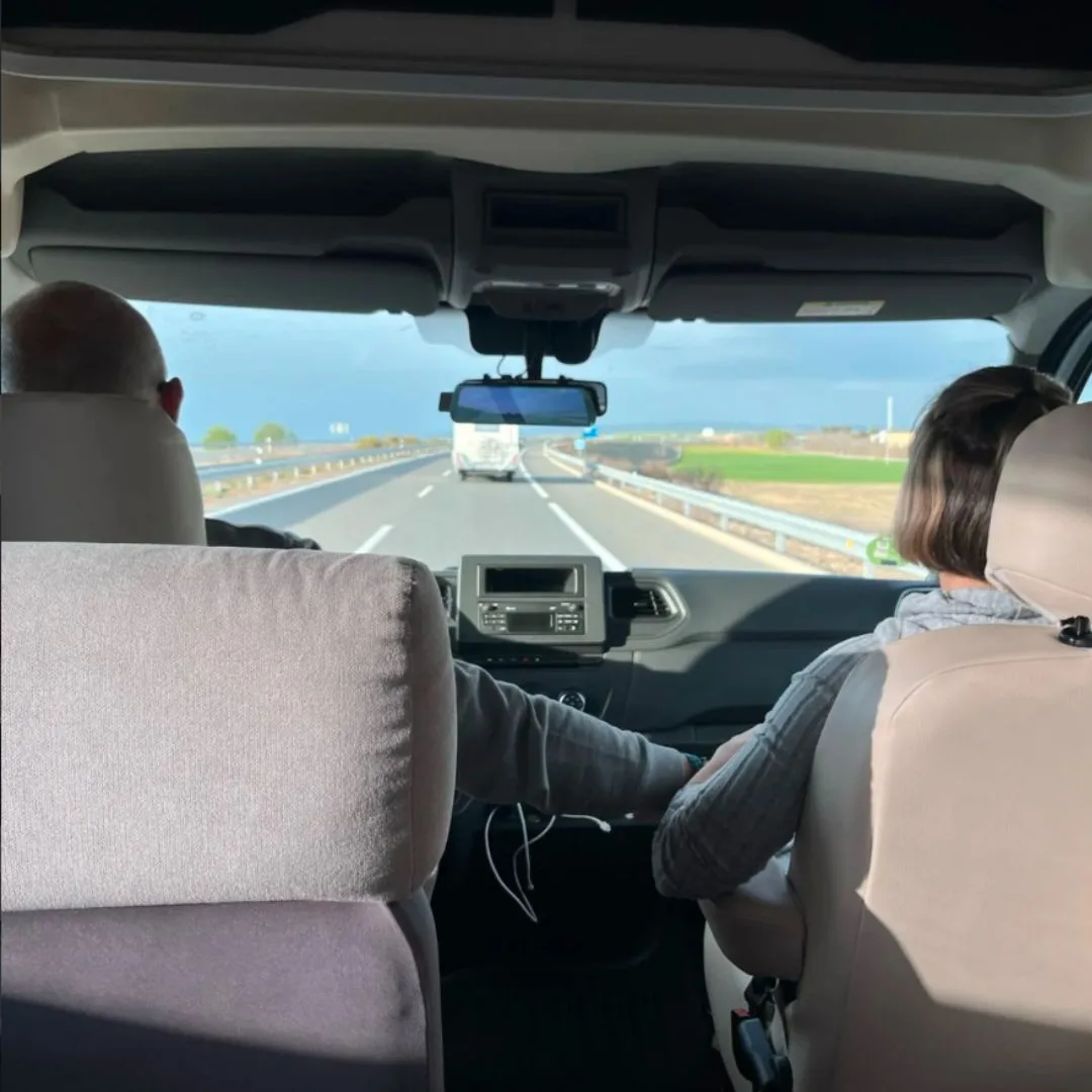 Interior de la cabina de autocaravana con vistas a la carretera durante un viaje.